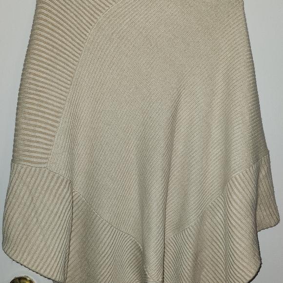 Poncho with sleeve - Picture 2 of 3